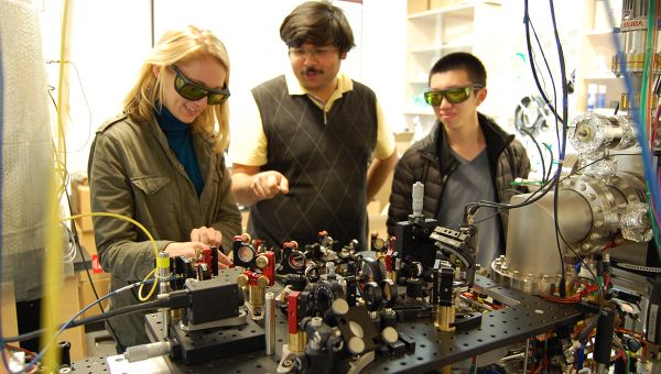 Cornell University graduate students Airlia Shaffer, Yogesh Patil and Harry Cheung work in the Ultracold Lab of Mukund Vengalattore, assistant professor of physics. Cornell University graduate students Airlia Shaffer, Yogesh Patil and Harry Cheung work in the Ultracold Lab of Mukund Vengalattore, assistant professor of physics. - Sputnik International