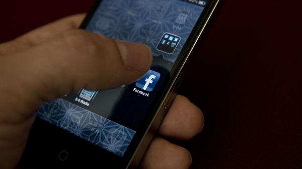 A view of and Apple iPhone displaying the Facebook app's splash screen May 10, 2012 in Washington, DC A view of and Apple iPhone displaying the Facebook app's splash screen May 10, 2012 in Washington, DC - Sputnik International