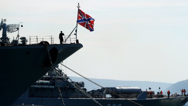 The Russian Navy flagship missile cruiser 'Moskva' (L) remains docked in the bay of the Crimean city of Sevastopolon March 30, 2014 - Sputnik International