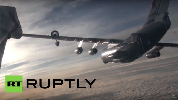Russia: Stunning! Ilyushin Il-78 refuels Sukhoi Su-24M in mid-air - Sputnik International