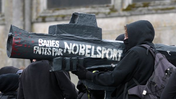 A person holds a fake gun with a writing which translates as Bullets made by Nobel Sport (a French gunpowder manufacturer) on October 23, 2015 - Sputnik International