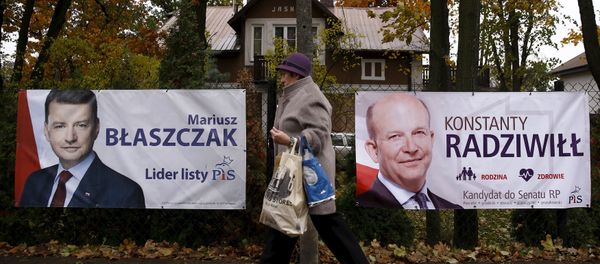 A woman walks in front of the election posters of Law and Justice candidates Mariusz Blaszczak (L) and Konstanty Radziwill (R) in Milanowek, outskirts of Warsaw, Poland October 23, 2015. - Sputnik International
