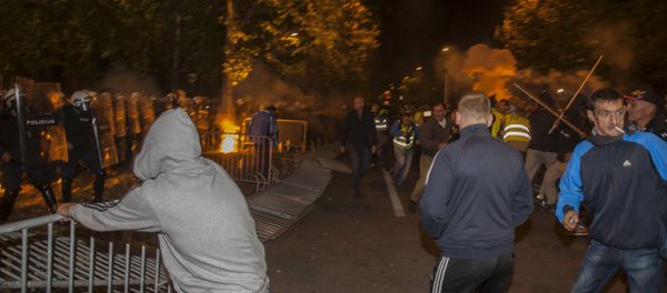 Protesters remove barricades during clashes with police in front of the parliament building in Podgorica, Montenegro, October 24, 2015. - Sputnik International