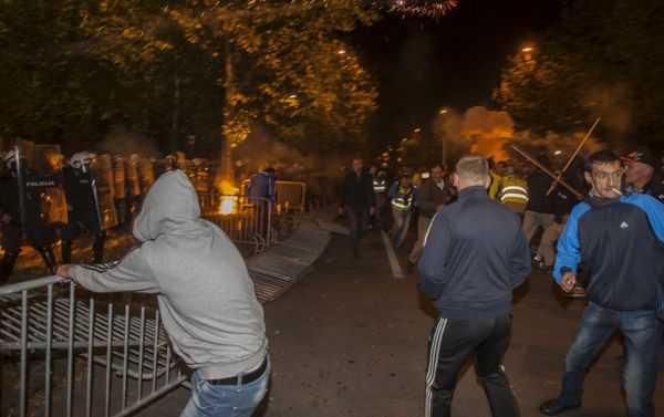 Protesters remove barricades during clashes with police in front of the parliament building in Podgorica, Montenegro, October 24, 2015. - Sputnik International