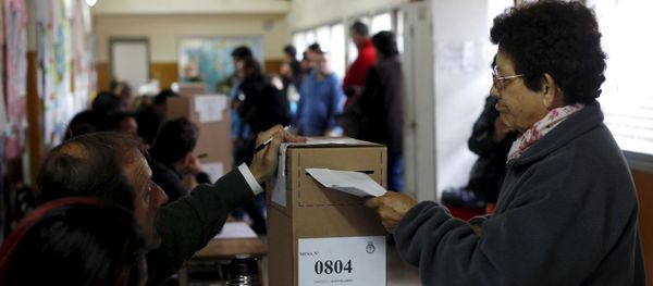 A woman casts her vote at a polling station in Buenos Aires - Sputnik International