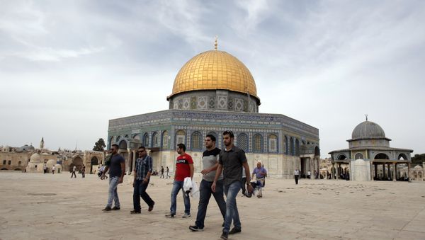 Palestinian men walk past the Dome of the Rock at the Al-Aqsa Mosque compound in Jerusalem before the Friday prayer, on October 23, 2015. - Sputnik International
