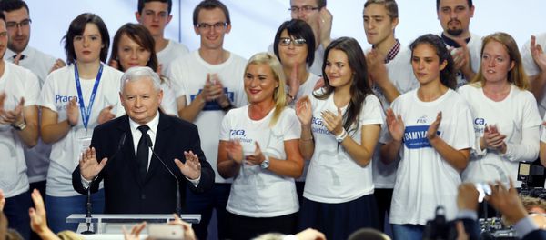 The leader of Poland's main opposition party Law and Justice (PiS) Jaroslaw Kaczynski addresses supporters after the exit poll results are announced in Warsaw, Poland October 25, 2015. - Sputnik International