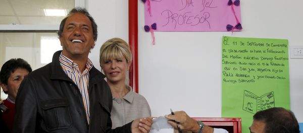 Presidential candidate Daniel Scioli of Front for Victory ruling party casts his vote next to his wife Karina Rabolini at a polling station in Buenos Aires, October 25, 2015. - Sputnik International