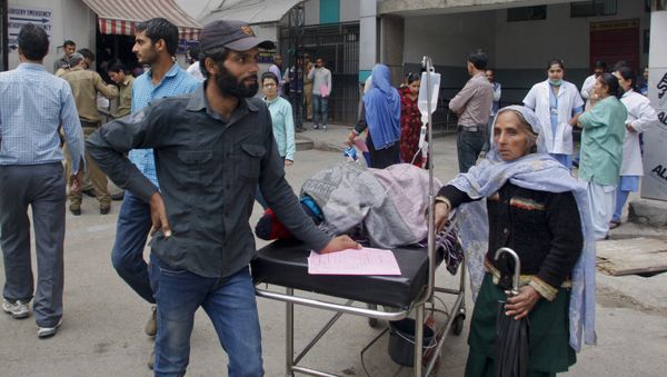 Patients who were shifted outdoors at the government medical college hospital after a strong tremor was felt in Jammu, India Patients who were shifted outdoors at the government medical college hospital after a strong tremor was felt in Jammu, India - Sputnik International