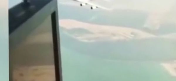 Incredible moment Emirates plane flies UNDERNEATH helicopter - Sputnik International