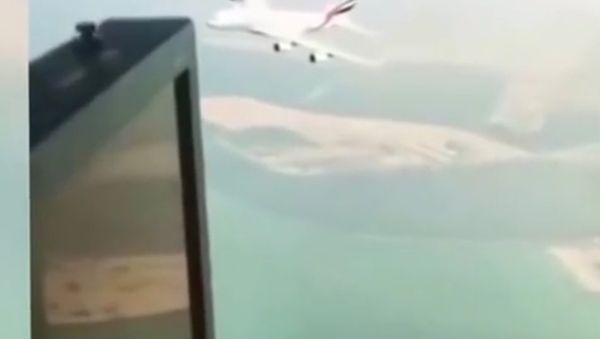 Incredible moment Emirates plane flies UNDERNEATH helicopter - Sputnik International