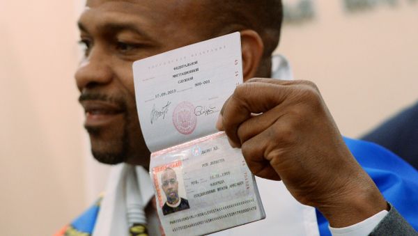 Boxer Roy Jones Jr. who has received a Russian passport at a local division of the Russian Federal Migration Service - Sputnik International
