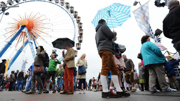 Visitors walk at the venue of the the annual Oktoberfest beer festival on October 04, 2015 in Muenchen. - Sputnik International