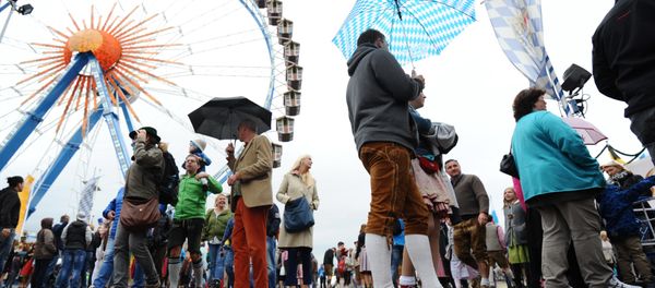 Visitors walk at the venue of the the annual Oktoberfest beer festival on October 04, 2015 in Muenchen. Visitors walk at the venue of the the annual Oktoberfest beer festival on October 04, 2015 in Muenchen. - Sputnik International