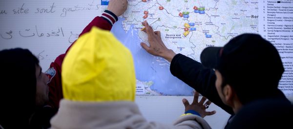 Migrants look at a map of the Western Balkans, in a registration camp, near Gevgelija on October 27, 2015. Migrants look at a map of the Western Balkans, in a registration camp, near Gevgelija on October 27, 2015. - Sputnik International