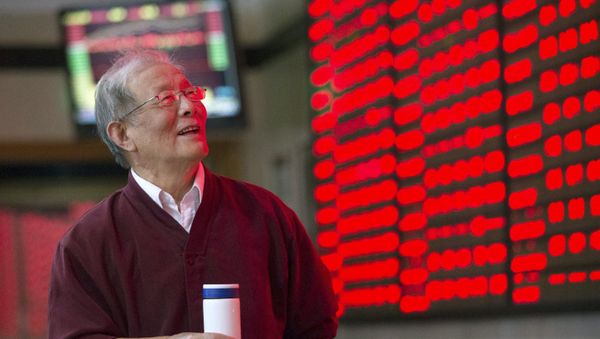 An investor looks at an electronic board showing stock information at a brokerage house in Nanjing, Jiangsu province, China, October 12, 2015. - Sputnik International