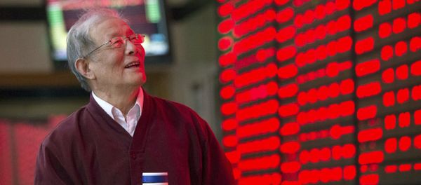 An investor looks at an electronic board showing stock information at a brokerage house in Nanjing, Jiangsu province, China, October 12, 2015. An investor looks at an electronic board showing stock information at a brokerage house in Nanjing, Jiangsu province, China, October 12, 2015. - Sputnik International