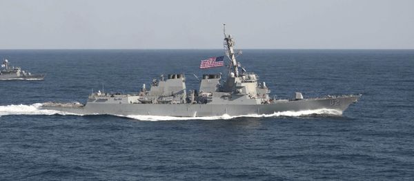 USS Lassen (DDG 82), (R) transits in formation with ROKS Sokcho (PCC 778) during exercise Foal Eagle 2015, in waters east of the Korean Peninsula - Sputnik International