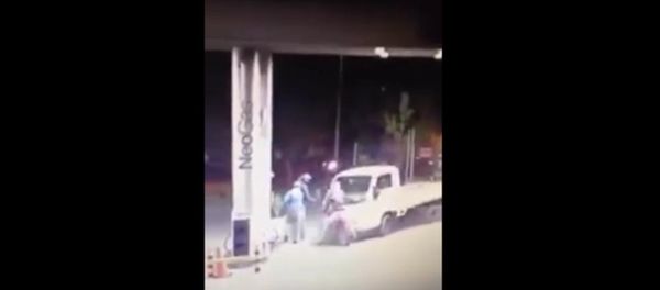 Truck Driver Turns Things Around Against Bandits at Service Station Read more at http://www.liveleak.com/view?i=865_1445921728#ExpmJOwpetuxfYYW.99 Truck Driver Turns Things Around Against Bandits at Service Station Read more at http://www.liveleak.com/view?i=865_1445921728#ExpmJOwpetuxfYYW.99 - Sputnik International