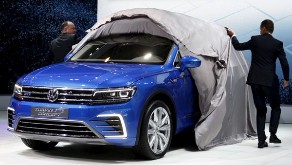 Herbert Diess (R), chairman of Volkswagen's passenger cars brand, and Sven Stein, Representative Director of Volkswagen Group Japan, unveil its new Tiguan GTE during a presentation at the 44th Tokyo Motor Show in Tokyo, Japan Herbert Diess (R), chairman of Volkswagen's passenger cars brand, and Sven Stein, Representative Director of Volkswagen Group Japan, unveil its new Tiguan GTE during a presentation at the 44th Tokyo Motor Show in Tokyo, Japan - Sputnik International