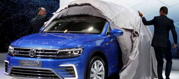 Herbert Diess (R), chairman of Volkswagen's passenger cars brand, and Sven Stein, Representative Director of Volkswagen Group Japan, unveil its new Tiguan GTE during a presentation at the 44th Tokyo Motor Show in Tokyo, Japan - Sputnik International