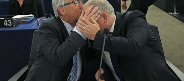European Commission President Juncker kisses the forehead of Vice-President of the European Commission Timmermans ahead of his address to the European Parliament in Strasbourg. - Sputnik International