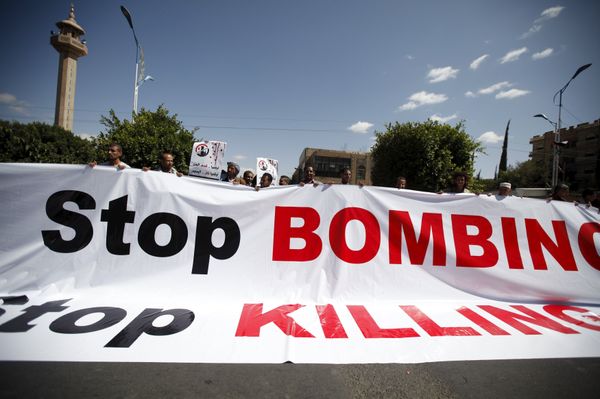 People demonstrate against the Saudi-led air strikes outside the United Nations offices in Yemen's capital Sanaa October 18, 2015. People demonstrate against the Saudi-led air strikes outside the United Nations offices in Yemen's capital Sanaa October 18, 2015. - Sputnik International