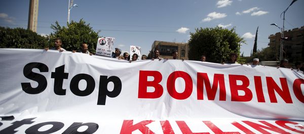 People demonstrate against the Saudi-led air strikes outside the United Nations offices in Yemen's capital Sanaa October 18, 2015. - Sputnik International