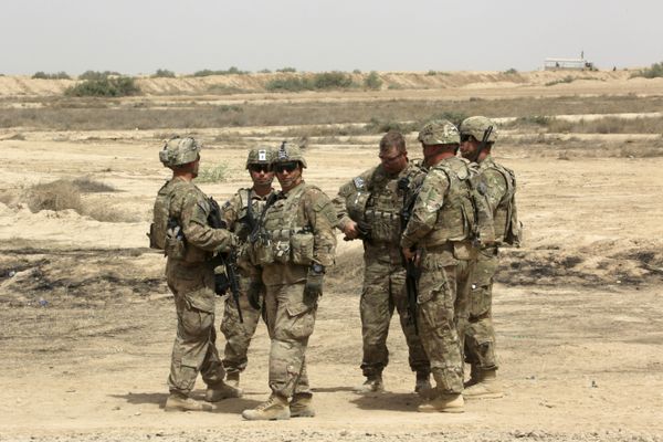 US soldiers prepare to participate in a training mission with Iraqi Army soldier, right, outside Baghdad, Iraq. (File) - Sputnik International