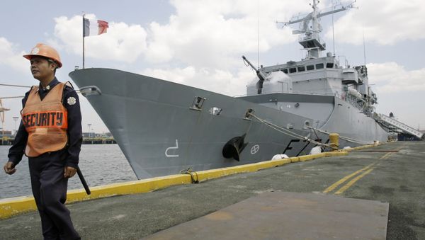 A Filipino security personnel keeps guard outside French surveillance frigate, Vendemiaire, as it docks at Manila's south harbor, Philippines on Wednesday March 18, 2009. A Filipino security personnel keeps guard outside French surveillance frigate, Vendemiaire, as it docks at Manila's south harbor, Philippines on Wednesday March 18, 2009. - Sputnik International