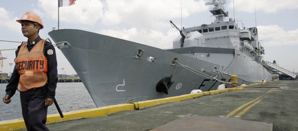 A Filipino security personnel keeps guard outside French surveillance frigate, Vendemiaire, as it docks at Manila's south harbor, Philippines on Wednesday March 18, 2009. - Sputnik International
