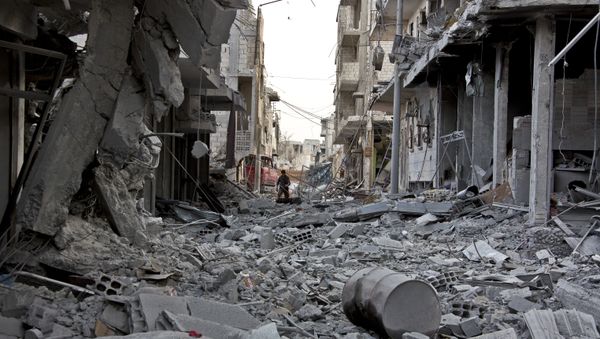In this Wednesday, Nov. 19, 2014 photo, a young Kurdish fighter runs past sniper fire in the contested zone in Kobani, Syria - Sputnik International