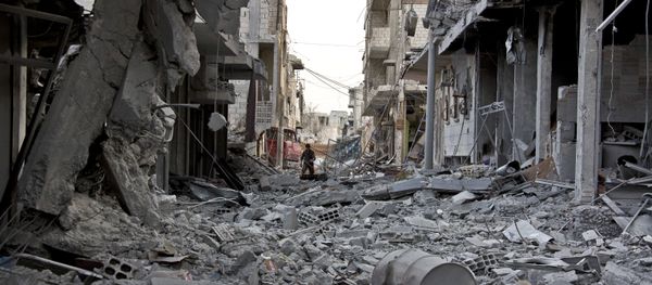 In this Wednesday, Nov. 19, 2014 photo, a young Kurdish fighter runs past sniper fire in the contested zone in Kobani, Syria - Sputnik International