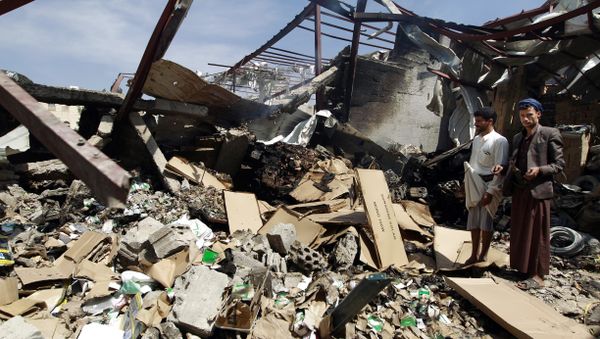Workers inspect the rubble of a food storage warehouse destroyed by a Saudi-led airstrike in Sanaa, Yemen, Monday, Oct. 26, 2015 - Sputnik International
