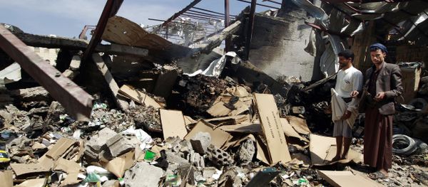 Workers inspect the rubble of a food storage warehouse destroyed by a Saudi-led airstrike in Sanaa, Yemen, Monday, Oct. 26, 2015 - Sputnik International