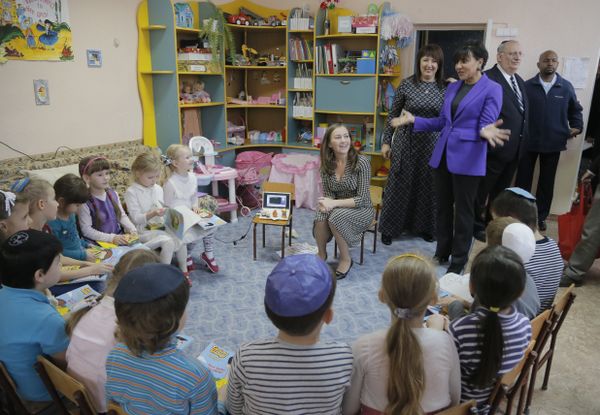 U.S. Commerce Secretary Penny Pritzker speaks with children in a Jewish school in the Ukrainian town of Bila Tserkva, where some of her distant relatives once lived in Ukraine, Tuesday, Oct. 27, 2015 U.S. Commerce Secretary Penny Pritzker speaks with children in a Jewish school in the Ukrainian town of Bila Tserkva, where some of her distant relatives once lived in Ukraine, Tuesday, Oct. 27, 2015 - Sputnik International