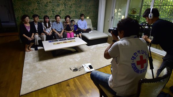 This photo taken on September 9, 2015 shows 72-year-old Ko Yong-Kyun (L-center), one of family members separated by the 1950-53 Korean War, posing with his family members during an interview by a Red Cross official at his home in Seoul This photo taken on September 9, 2015 shows 72-year-old Ko Yong-Kyun (L-center), one of family members separated by the 1950-53 Korean War, posing with his family members during an interview by a Red Cross official at his home in Seoul - Sputnik International