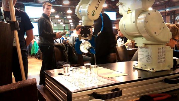 A robot designed to pour vodka - Polewacz 300 AGHacks 2015. - Sputnik International