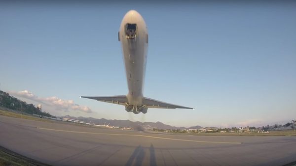 MD-80 Low Takeoff From Princess Juliana Airport - Sputnik International