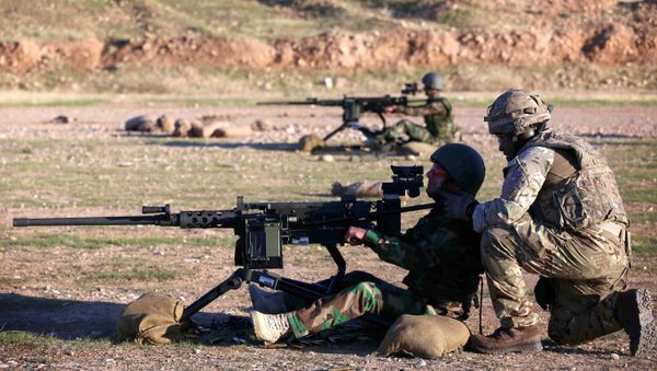 British military advisers instruct Kurdish Peshmerga fighters during a training session at a shooting range on the outskirts of Arbil, the capital of the autonomous Kurdish region of northern Iraq on November 5, 2014 - Sputnik International