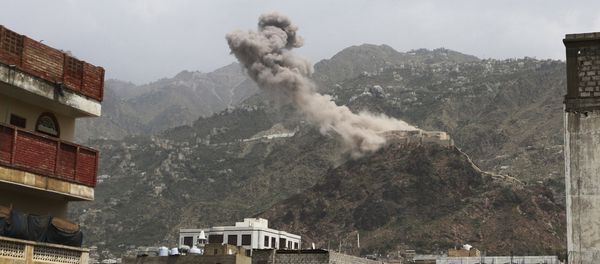 File photo of smoke rises from al-Qahira castle, an ancient fortress that was recently taken over by Shiite rebels, following a Saudi-led airstrike in Taiz city, Yemen, Thursday, May 21, 2015 - Sputnik International