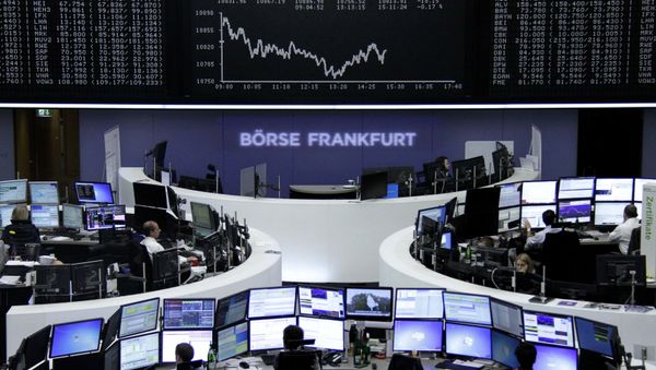 Traders are pictured at their desks in front of the DAX board at the stock exchange in Frankfurt, Germany, October 29, 2015 Traders are pictured at their desks in front of the DAX board at the stock exchange in Frankfurt, Germany, October 29, 2015 - Sputnik International