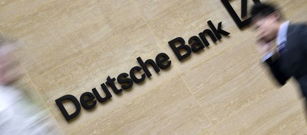 Workers walk past the London headquarters of Deutsche Bank in the City of London, Britain in this May 19, 2015 file photo Workers walk past the London headquarters of Deutsche Bank in the City of London, Britain in this May 19, 2015 file photo - Sputnik International