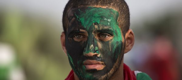 A Palestinain protester paints his face during clashes with Israeli solders during clashes at the Israeli border with Gaza east of Bureij refugee camp, central Gaza Strip, Friday, Oct. 23, 2015. - Sputnik International
