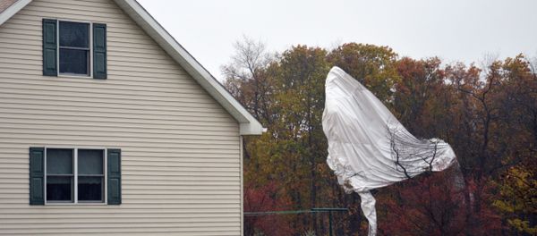 Part of an unmanned Army surveillance blimp hangs off a group of trees after crash landing near Muncy, Pa. Part of an unmanned Army surveillance blimp hangs off a group of trees after crash landing near Muncy, Pa. - Sputnik International