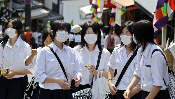 Japanese school girls wearing facemasks - Sputnik International