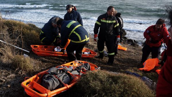 The bodies of refugees and migrants are covered with blankets after other migrants arrive by boats on the Greek island of Lesbos after crossing the Aegean sea from Turkey on October 25, 2015 The bodies of refugees and migrants are covered with blankets after other migrants arrive by boats on the Greek island of Lesbos after crossing the Aegean sea from Turkey on October 25, 2015 - Sputnik International