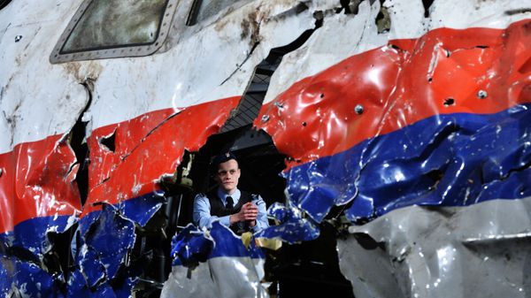 Реконструкция крушения лайнера Boeing 777 Malaysia Airlines (рейс MH17) на Востоке Украины 17 июля 2014 года на военной базе Гилзе-Рейен в Нидерландах - Sputnik International
