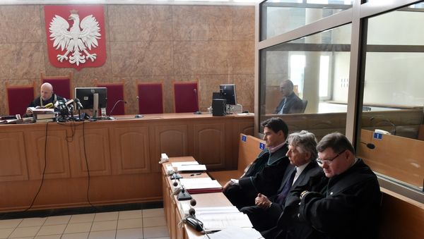 French-Polish film director Roman Polanski (C) sits between his lawyers Jerzy Stachowicz (L) and Jan Olszewski (R) at the District Court in Krakow, Poland, on September 22, 2015 - Sputnik International