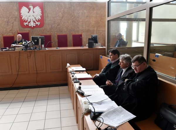 French-Polish film director Roman Polanski (C) sits between his lawyers Jerzy Stachowicz (L) and Jan Olszewski (R) at the District Court in Krakow, Poland, on September 22, 2015 - Sputnik International
